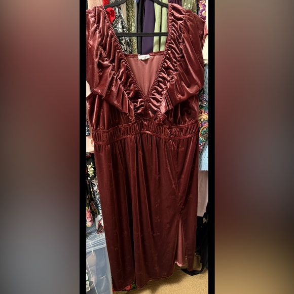 Eyeshadow Dresses & Skirts - Eyeshadow 1XL Mauve/Burgundy Midi Dress W/Slit